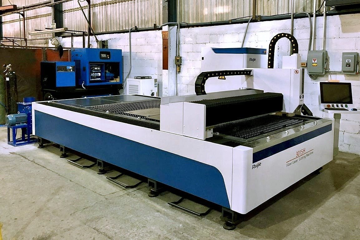 Corte láser CNC de fibra en operación — VASE Manufactura Industrial