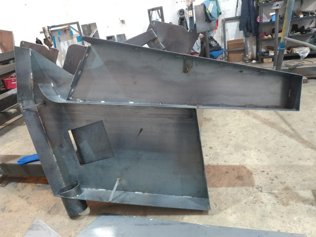 Piezas complejas en acero al carbón cortadas por láser CNC y ensambladas