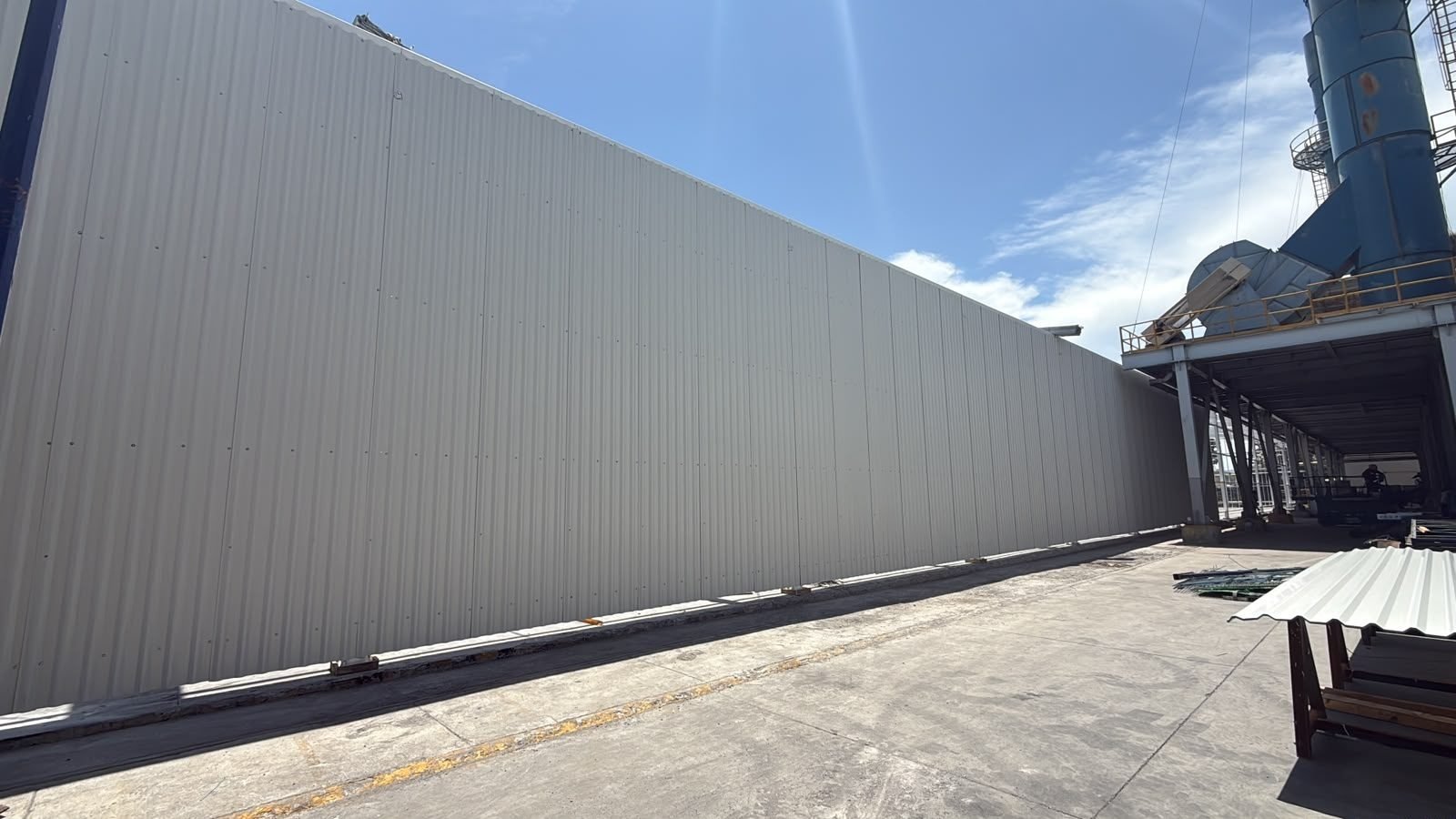 Envolvente y fachada metálica industrial para expansión de nave