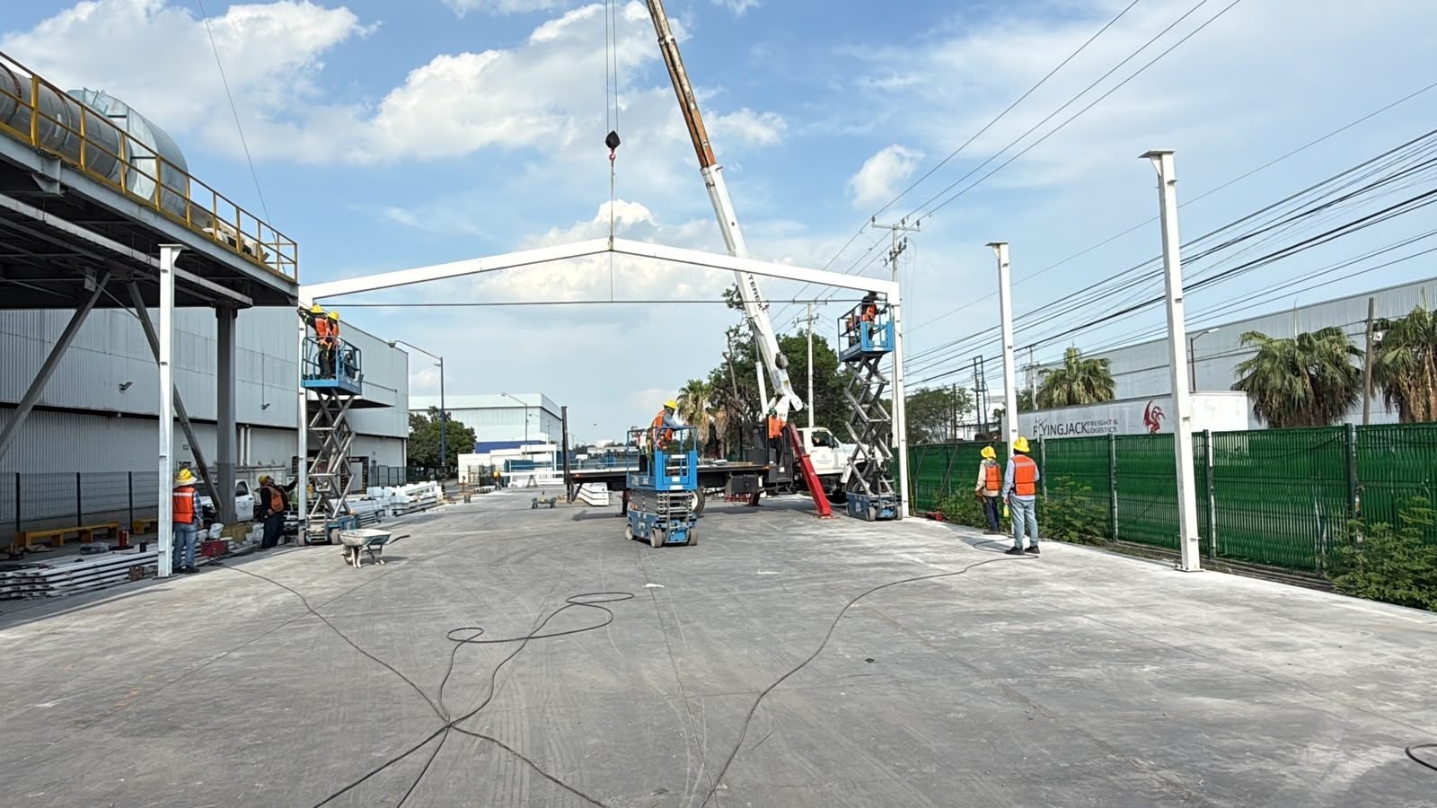 Montaje de estructura industrial en sitio con grúa hidráulica