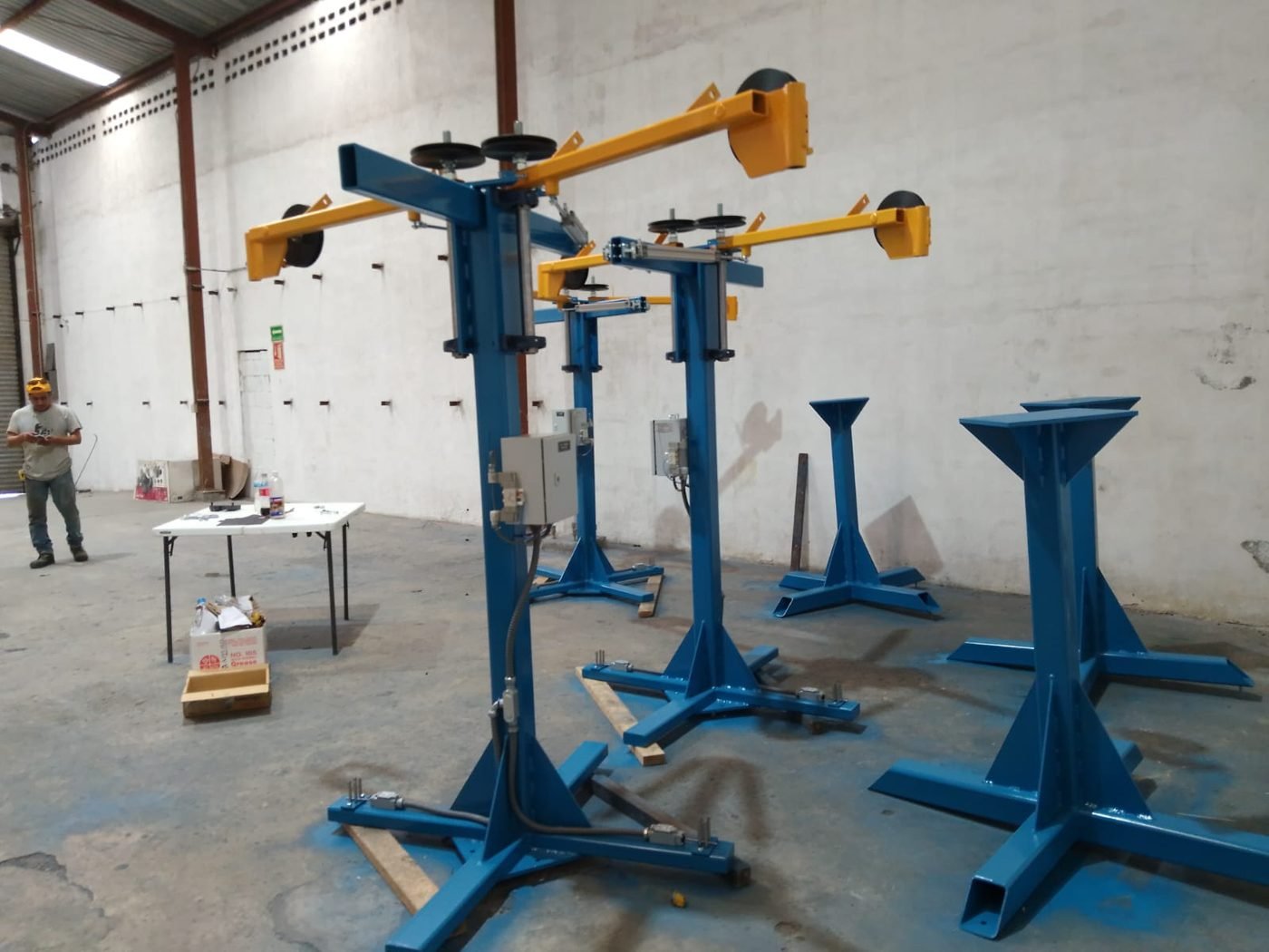 Portabobinas / desenrollador con estructura y bases de maquinaria en acero — VASE