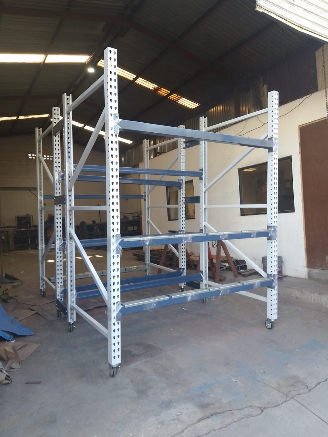 Racks metálicos rodantes fabricados a medida en acero — VASE Manufactura