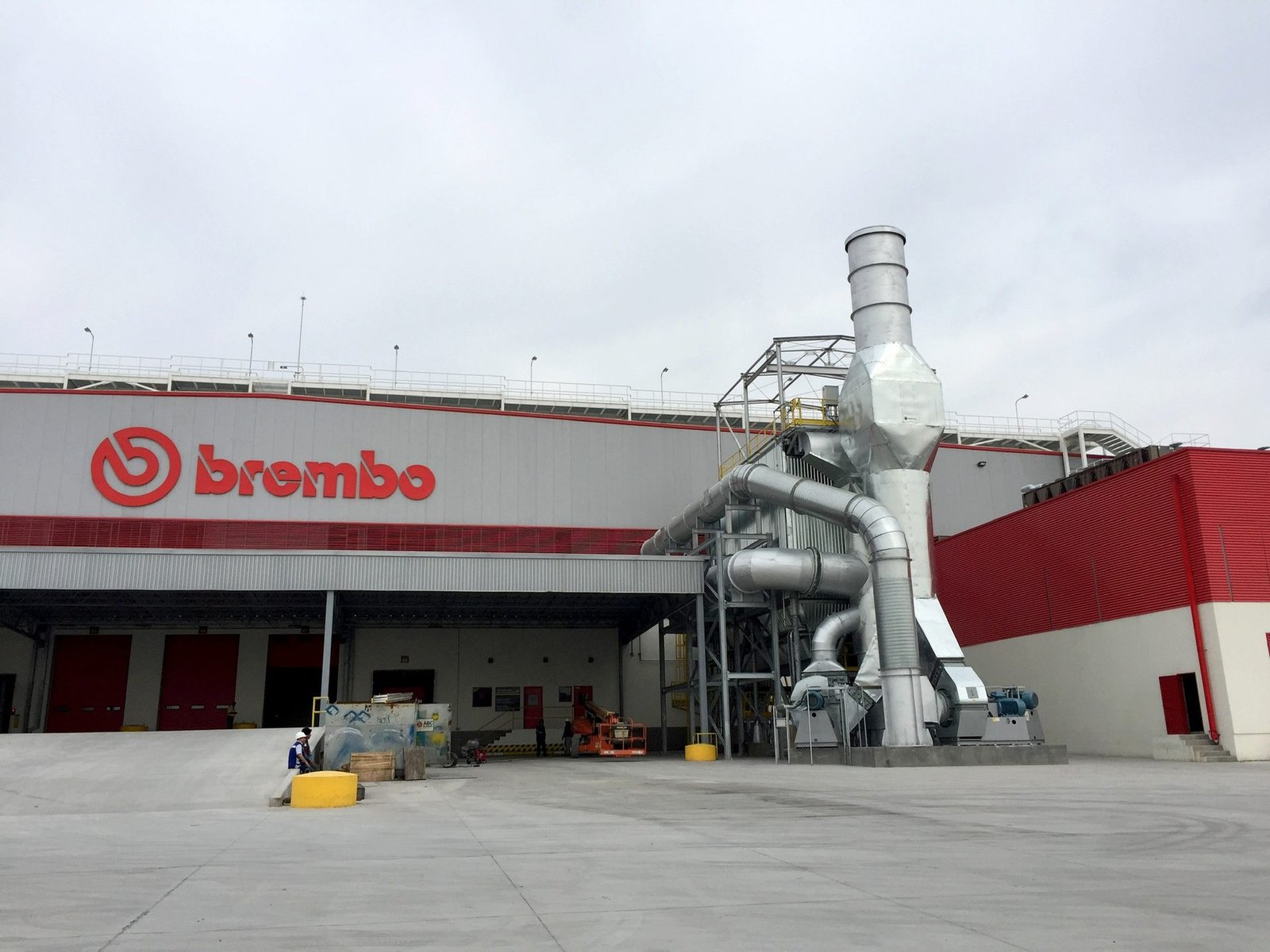 Sistema de ductería de extracción industrial completo instalado en planta Brembo