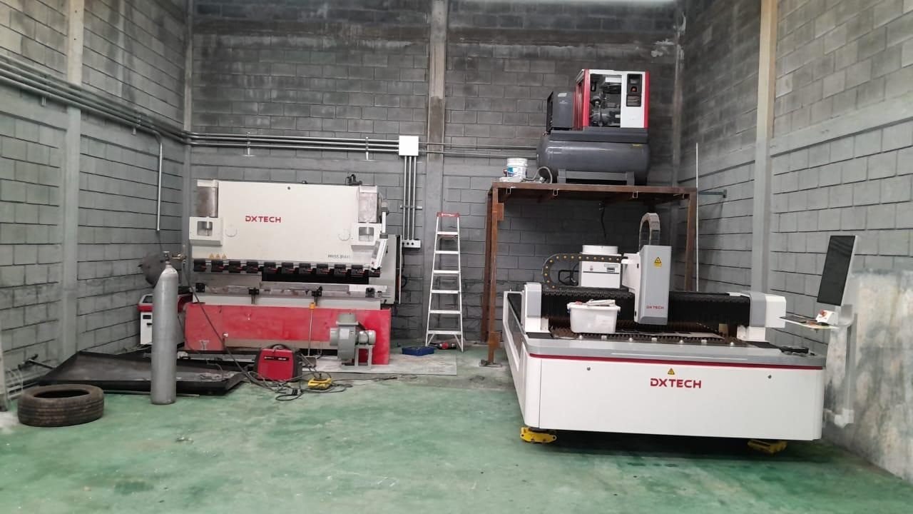 Taller con corte láser fibra CNC y prensa cortina