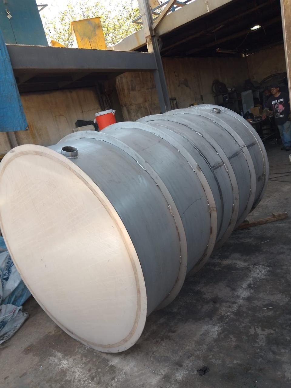 Tanque horizontal galvanizado sobre bastidor — Pailería Industrial en Monterrey, VASE
